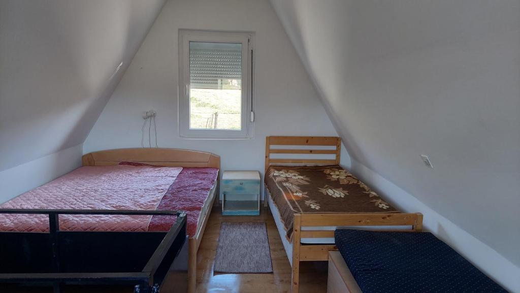 En eller flere senger på et rom på Vikendica Rudnik