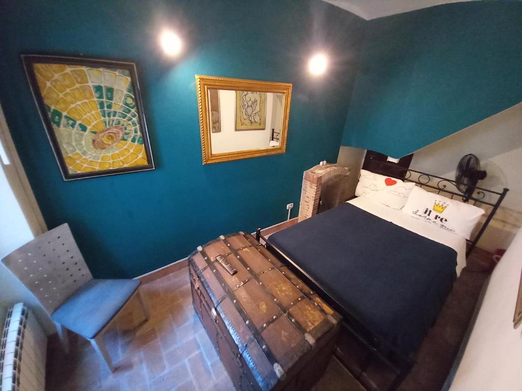 a bedroom with a bed and a blue wall at Casa Edera in Isola del Liri