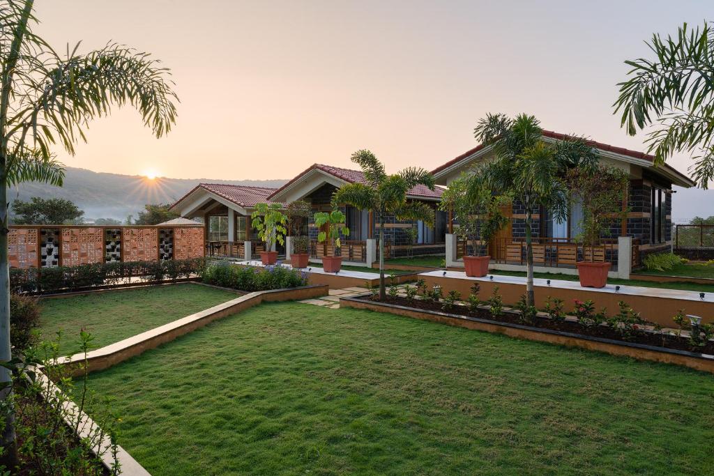 une maison avec une pelouse devant elle dans l'établissement Hillside Resort Lonavala - Pawna - Mountain View, à Lonavala