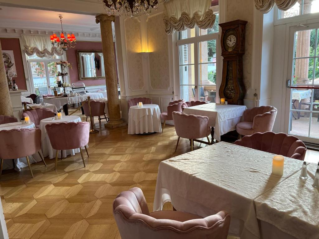 Restaurace v ubytování Hôtel Le Manoir