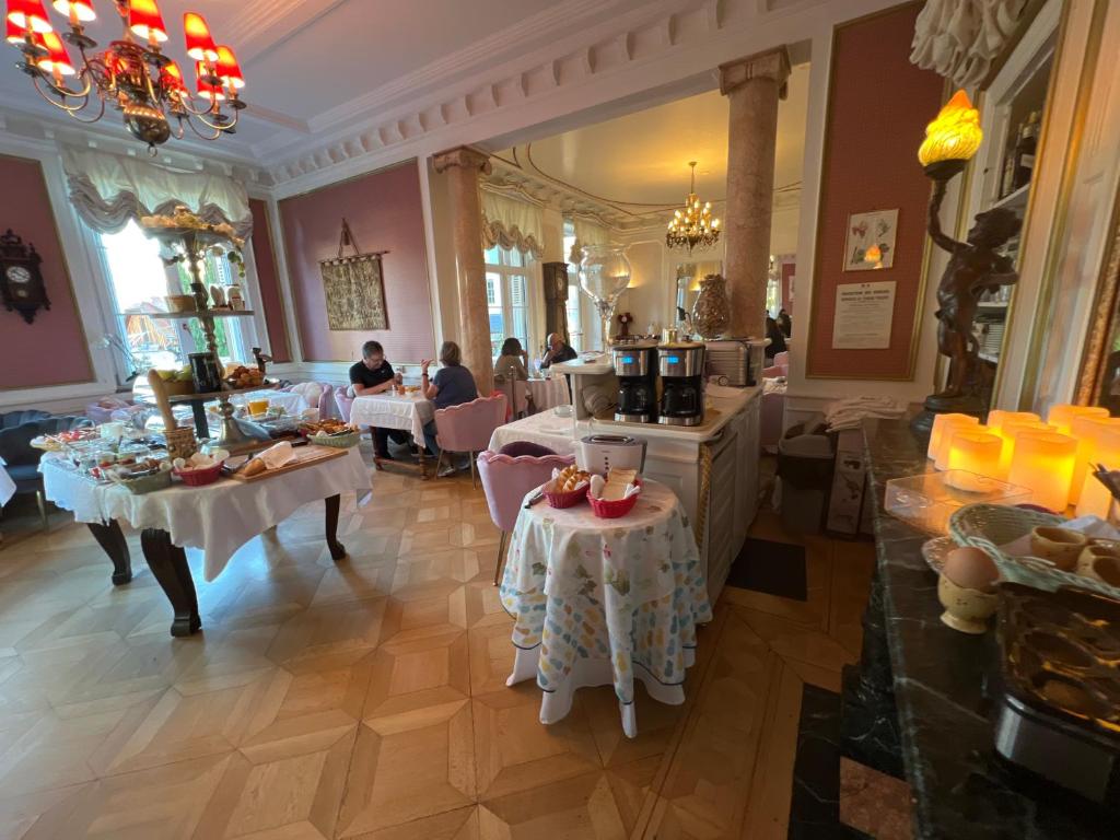 Posezení v ubytování Hôtel Le Manoir