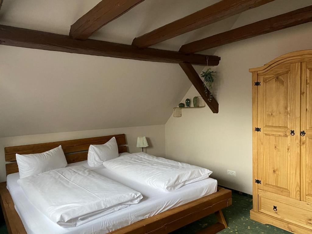 Postel nebo postele na pokoji v ubytování Altstadthotel Ilsenburg