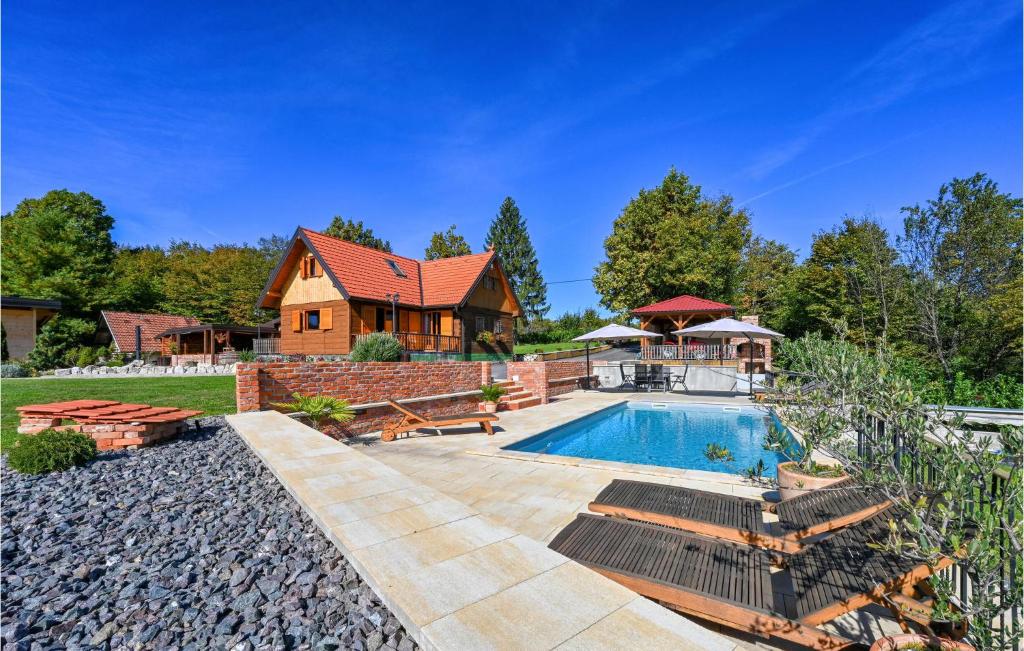 にあるCozy Home In Brezane Lekenicke With Outdoor Swimming Poolのスイミングプール付きの家