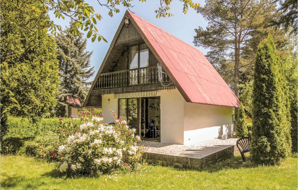 ein Haus mit einem roten Dach und einem Hof in der Unterkunft Stunning Home In Sobtka With Kitchen in Sulistrowiczki