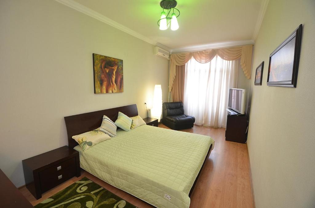 Tempat tidur dalam kamar di Apartments in the city center on Sobornaya Street