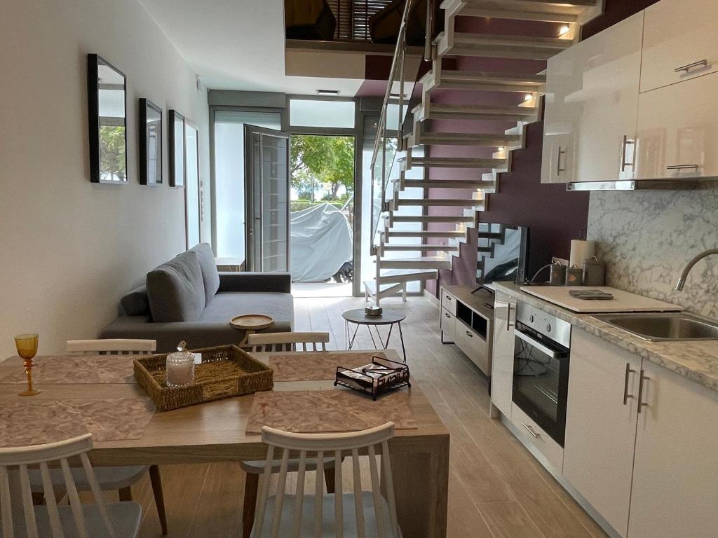 Kuchyňa alebo kuchynka v ubytovaní SeaSide Loft Kavala