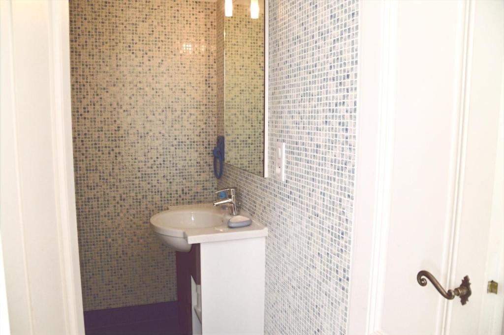 Maison au Loup - Superbe ancien hotel particulier du XVIe siècle au cœur de la vieille ville du Puy - Chambre Simple Avec Salle De Bain Privée