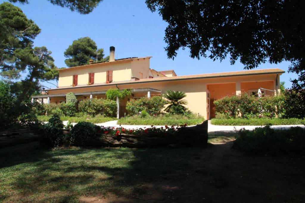 a large house with a garden in front of it at Agriturismo La Ronca in San Vincenzo
