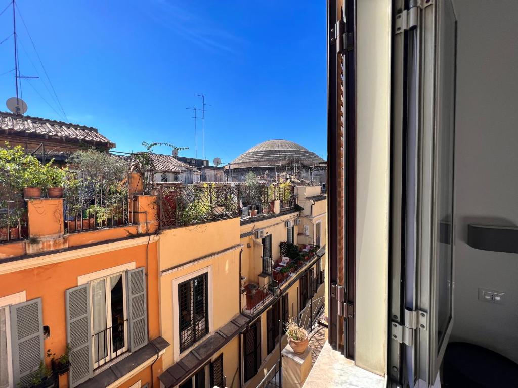 vista da una finestra di un edificio di New Opening! Marvelous Apt with Pantheon View a Roma