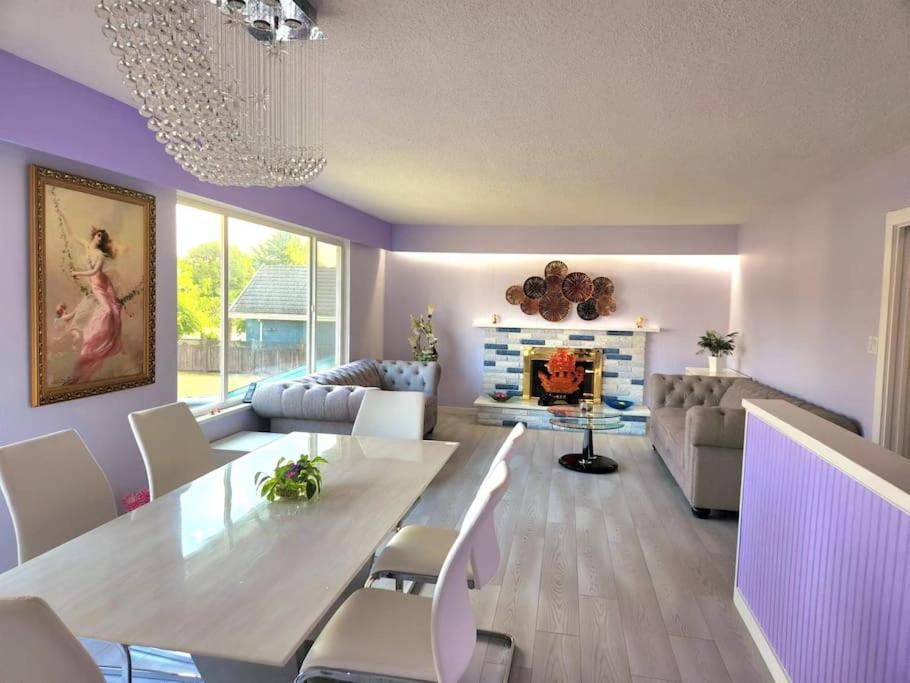 uma sala de estar com uma mesa e cadeiras e uma lareira em private single room in a house em Richmond