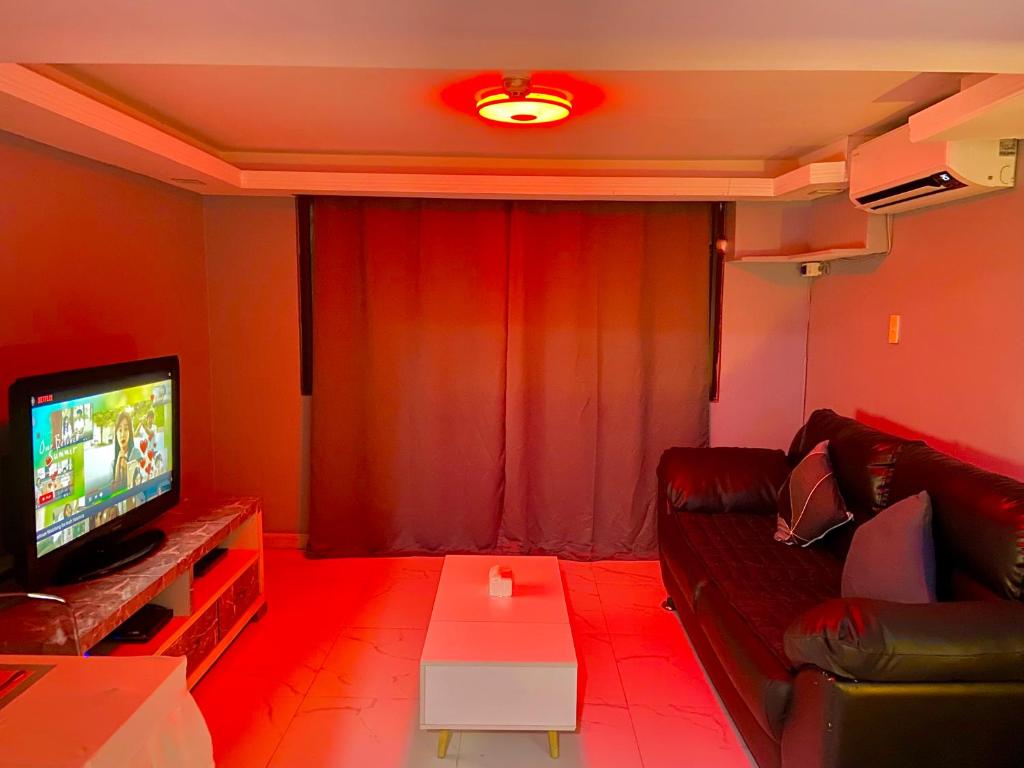 TV a/nebo společenská místnost v ubytování IV’s Condo w/ Netflix, Wifi & Karaoke