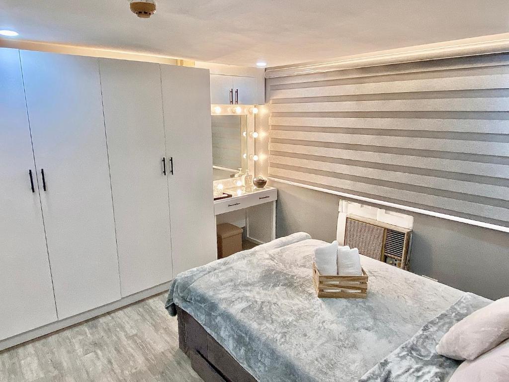 Postel nebo postele na pokoji v ubytování IV’s Condo w/ Netflix, Wifi & Karaoke