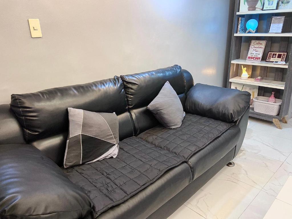 Posezení v ubytování IV’s Condo w/ Netflix, Wifi & Karaoke