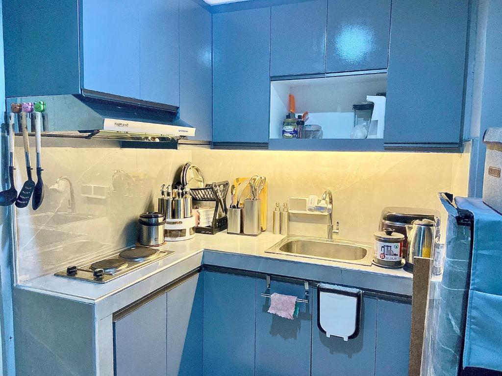 Kuchyň nebo kuchyňský kout v ubytování IV’s Condo w/ Netflix, Wifi & Karaoke
