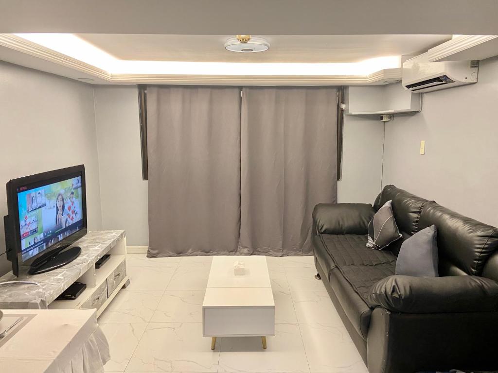 TV a/nebo společenská místnost v ubytování IV’s Condo w/ Netflix, Wifi & Karaoke