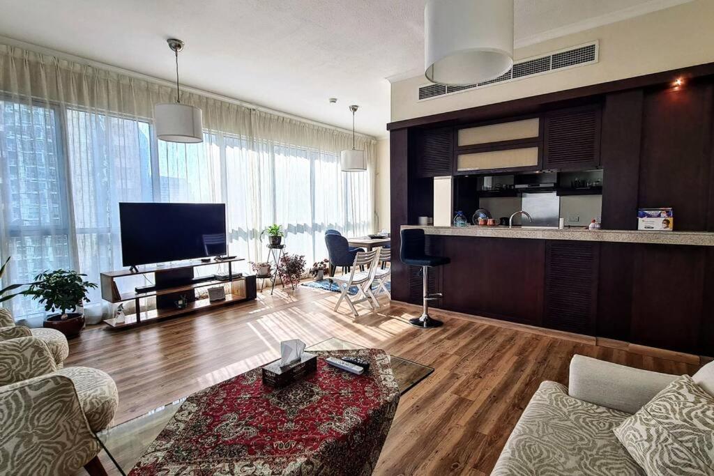 Posezení v ubytování Lovely and specious 1 bedroom in Downtown Dubai