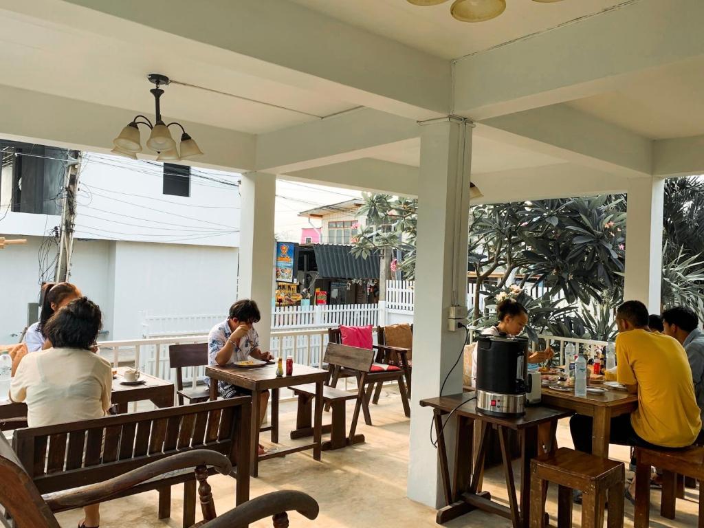 Sawaddeethaweesuk At Kohlarn في كو لان: مجموعة من الناس يجلسون على الطاولات في المطعم