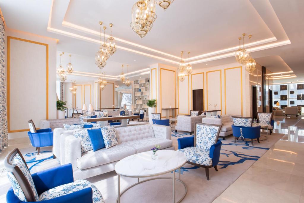 - un salon avec des canapés et des chaises dans l'établissement Shaza Doha, à Doha
