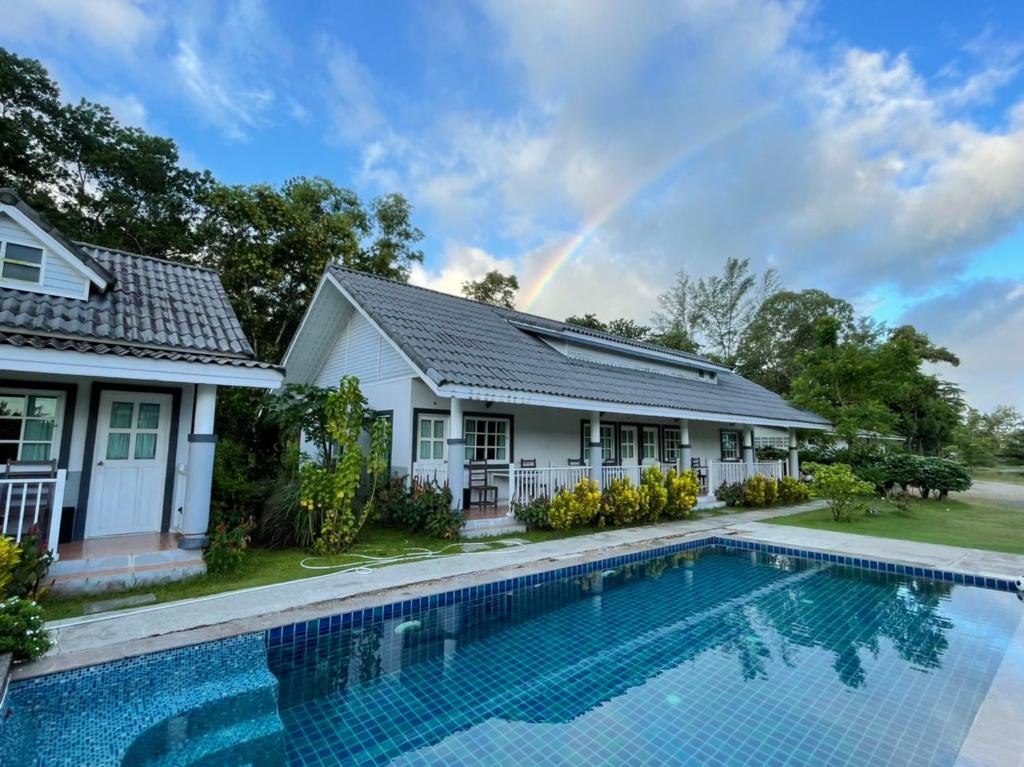 Bazén v ubytování Suksompong Resort nebo v jeho okolí
