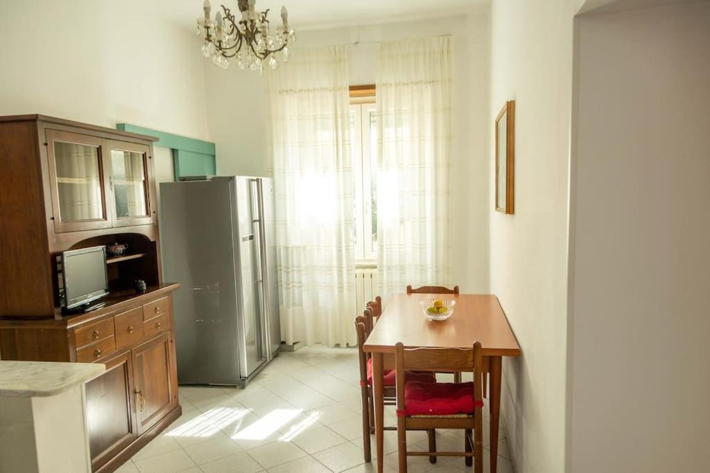 una cucina con tavolo e frigorifero di Lemontree House - Minturno a Scauri