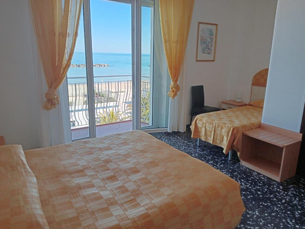 Hotel Rosa Meublé - Superior Driepersoonskamer Met Uitzicht Op Zee