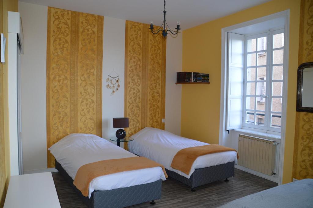 Maison au Loup - Superbe ancien hotel particulier du XVIe siècle au cœur de la vieille ville du Puy - Chambre Quadruple Avec Salle De Bain Privée