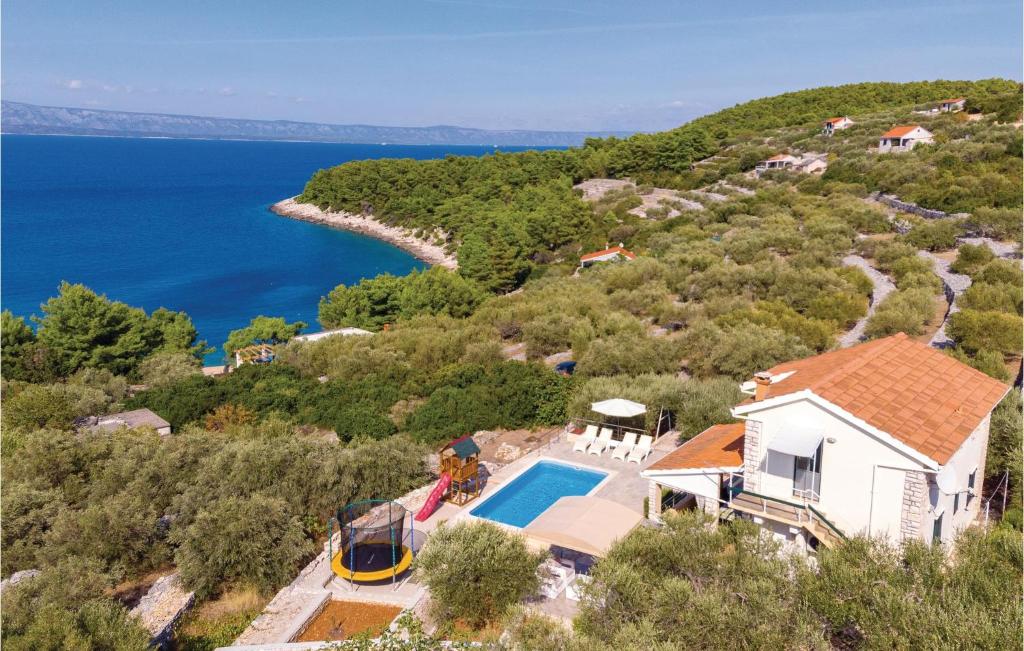 vista aerea di una casa con piscina di Beautiful Home In Tankaraca With Outdoor Swimming Pool a Vela Luka (Vallegrande)