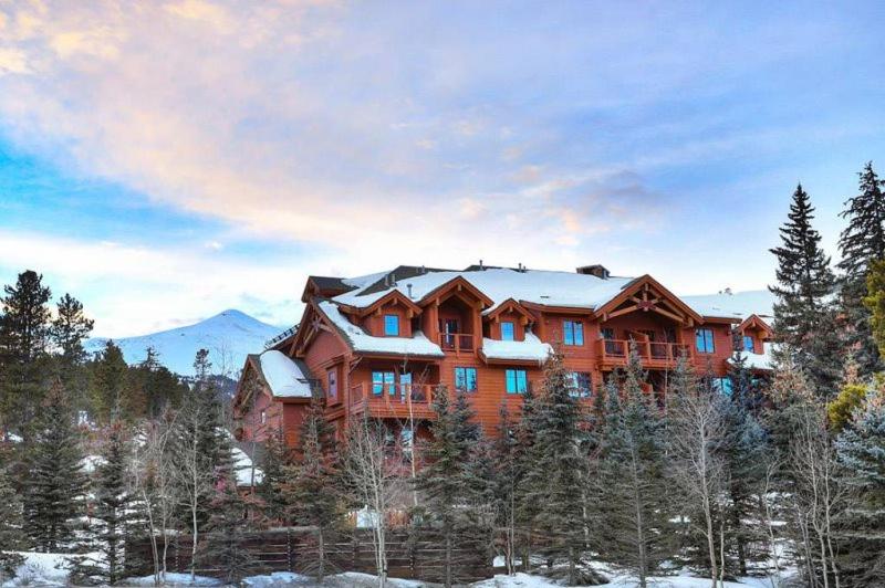 Una gran casa de madera con nieve. en Luxury 3 Bedroom Mountain Vacation Rental In Breckenridge Just Two Blocks From Downtown, en Breckenridge