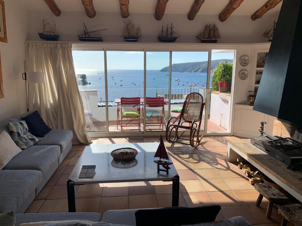 sala de estar con vistas al océano en Es Forn - Cadaqués, en Cadaqués