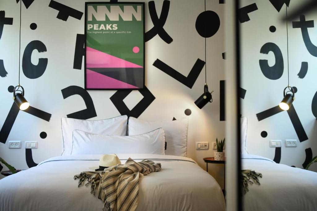 Postel nebo postele na pokoji v ubytování Pixel - by Loginn Tel-Avivian hotels