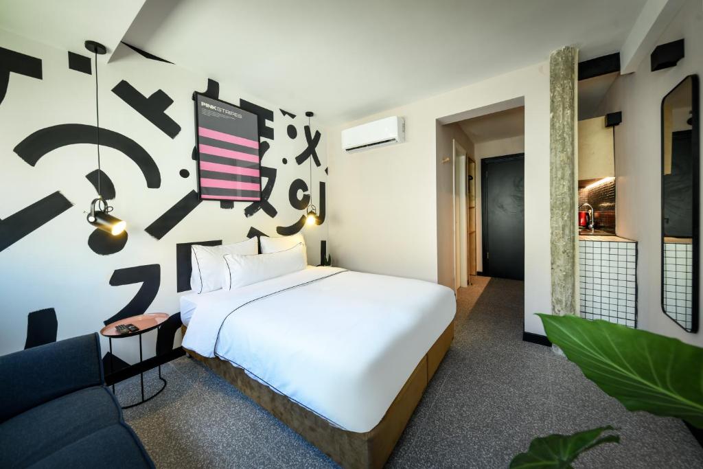 Postel nebo postele na pokoji v ubytování Pixel - by Loginn Tel-Avivian hotels