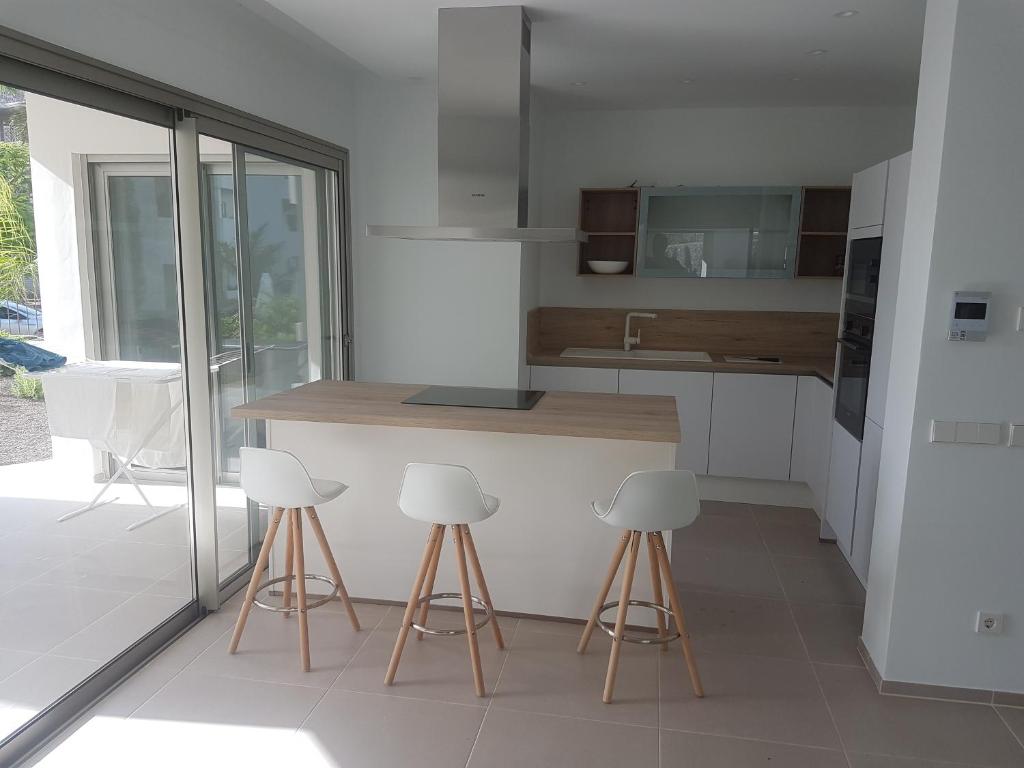Kuchyňa alebo kuchynka v ubytovaní Palmmar Jardines NEW 2bedroom ISORA 0-4 House 105m2 with garden