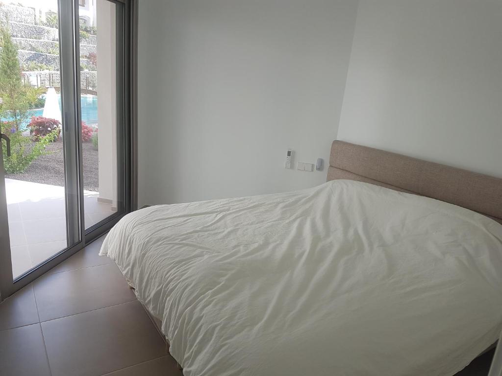 Posteľ alebo postele v izbe v ubytovaní Palmmar Jardines NEW 2bedroom ISORA 0-4 House 105m2 with garden