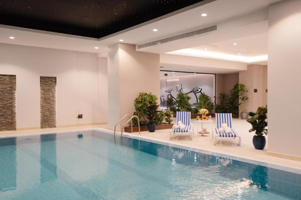 Bazén v ubytování Cantonal Hotel by Warwick nebo v jeho okolí