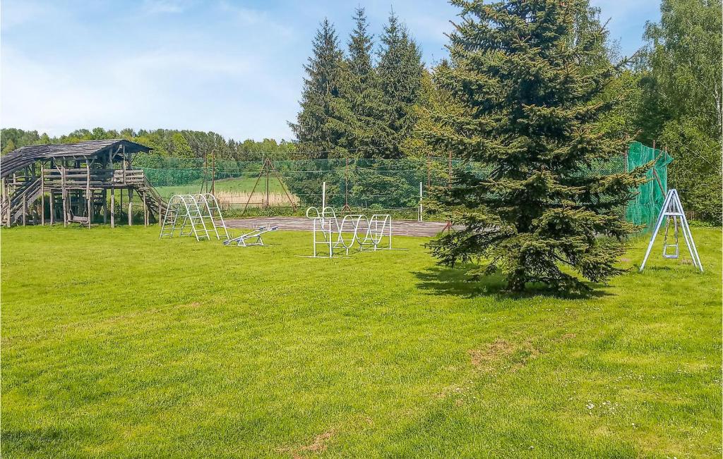 Vonkajšia záhrada v ubytovaní 1 Bedroom Stunning Home In Wilczeta