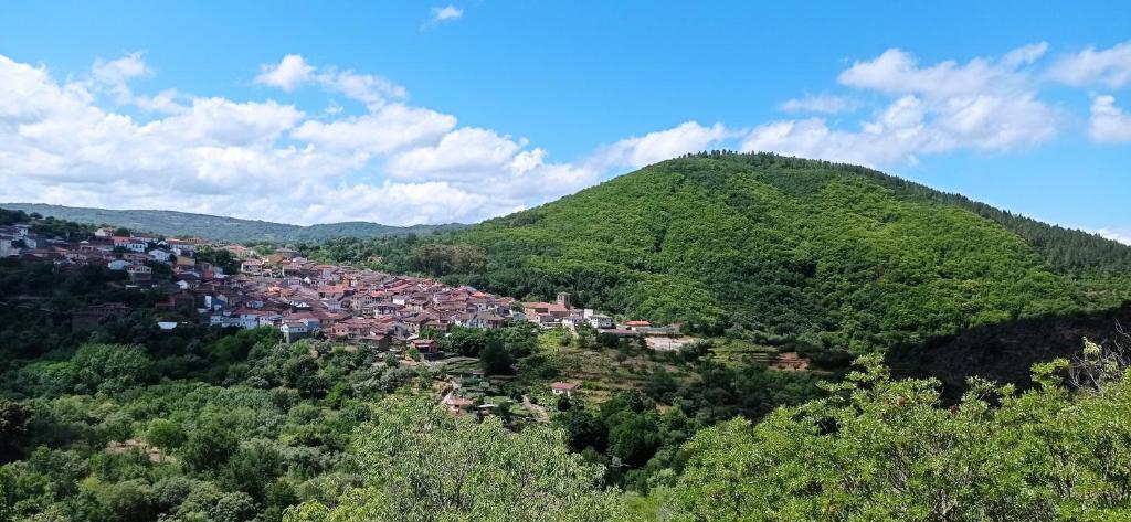 una piccola cittadina su una collina in montagna di Ca tío Celso a San Esteban de la Sierra