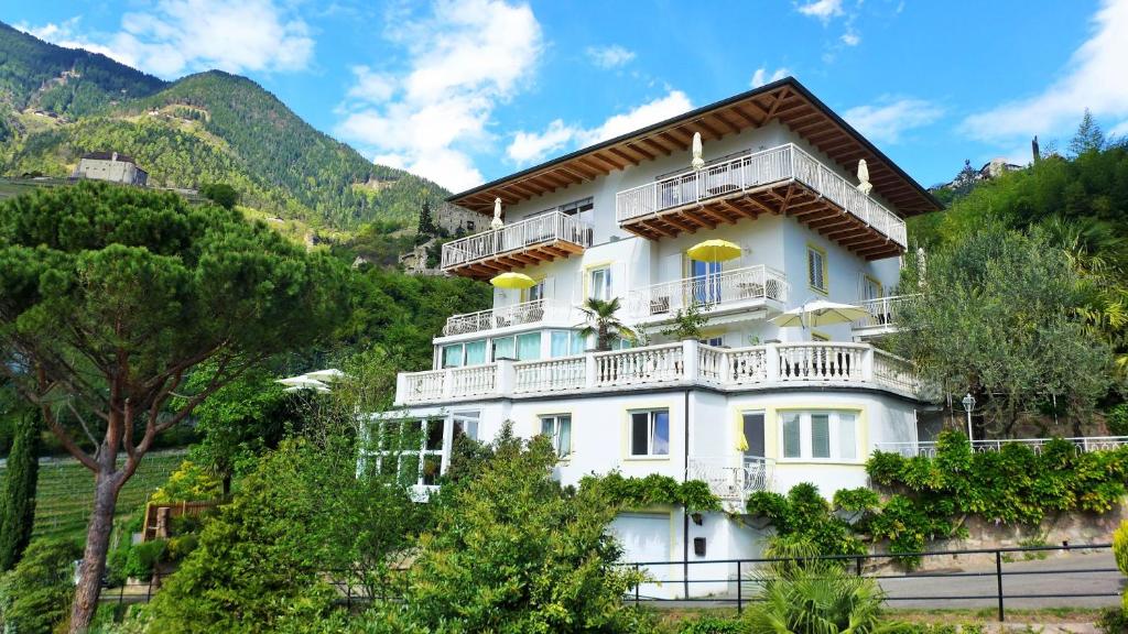 ein weißes Gebäude mit Balkon auf einem Berg in der Unterkunft Appartement Trafoier in Dorf Tirol