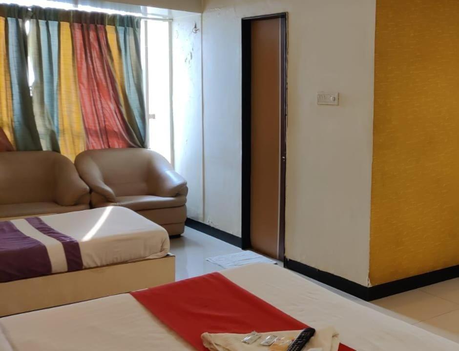 En eller flere senger på et rom på Count On Us Hospitality Unit Hotel Dhammanagi Comforts