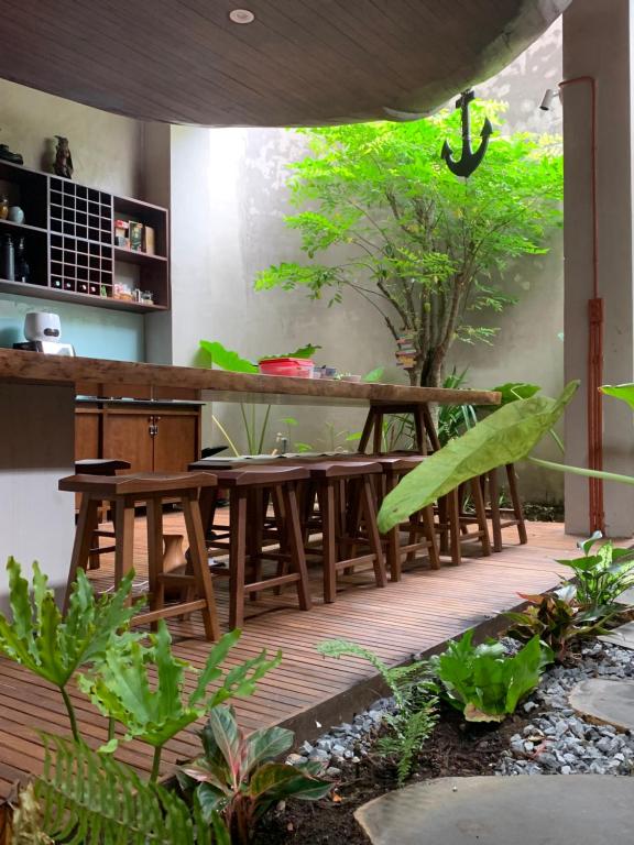 une terrasse avec une table en bois et quelques plantes dans l'établissement Soc House 2, à Vung Tau