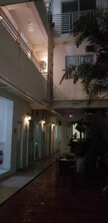 馬尼拉的住宿－Innsite Room Rentals，夜间建筑物空的走廊