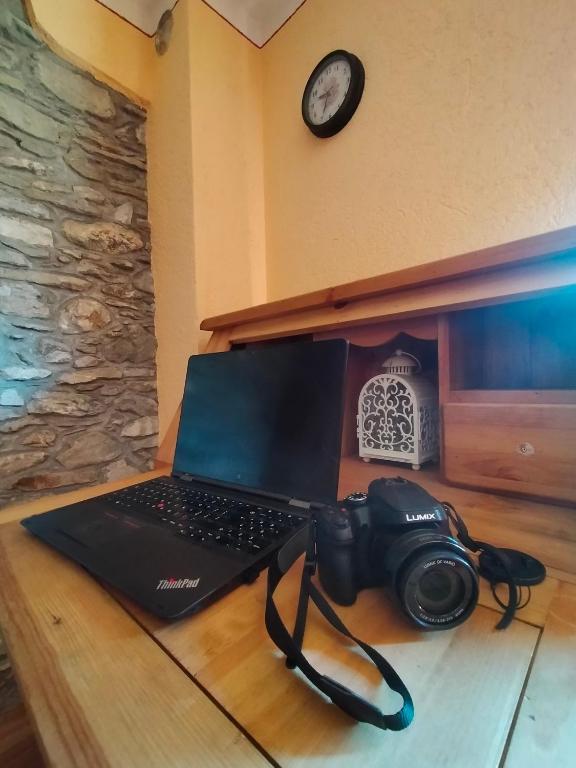 Telewizja i/lub zestaw kina domowego w obiekcie Au Coeur de Saint Nicolas