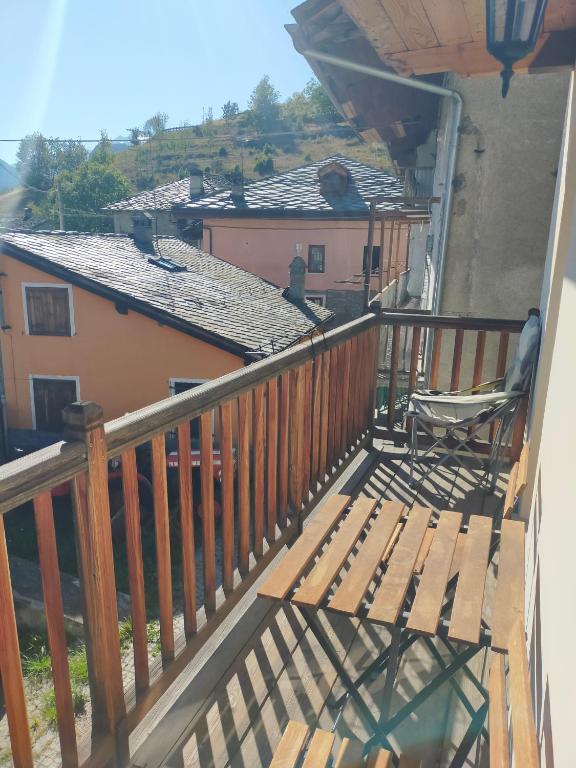 balkon z drewnianą ławką i domem w obiekcie Au Coeur de Saint Nicolas w mieście Saint-Nicolas