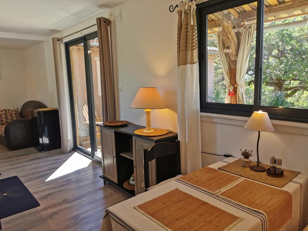 Postel nebo postele na pokoji v ubytování La Peyregoune, logement en pleine nature et table d'hôtes