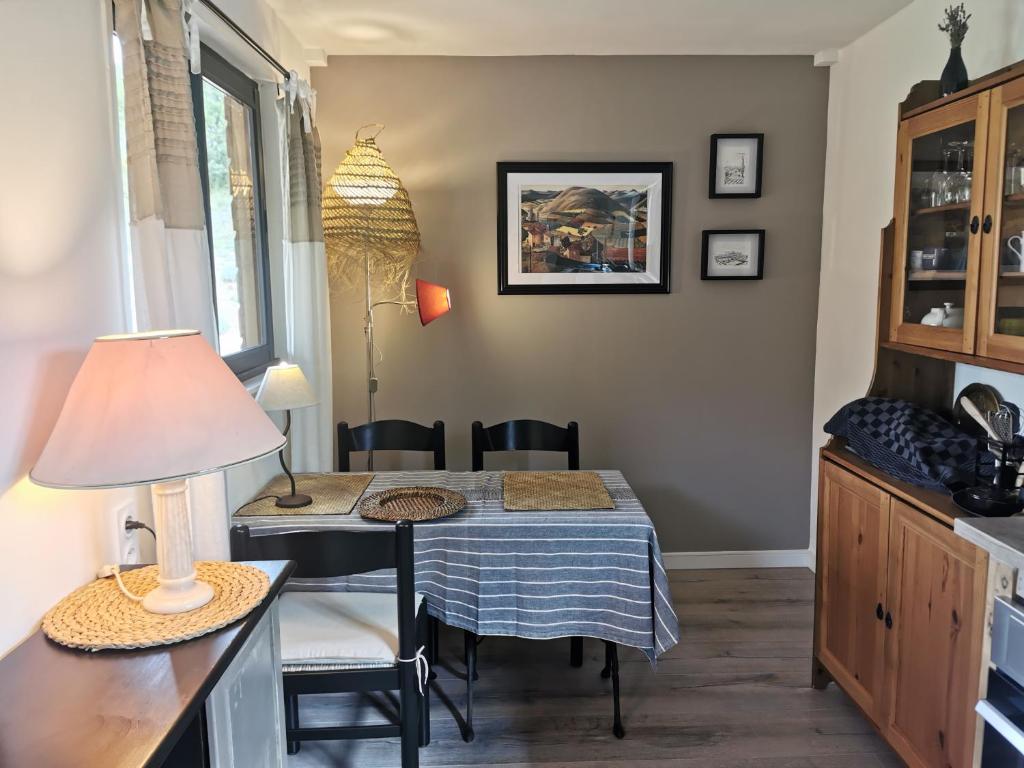 Kuchyň nebo kuchyňský kout v ubytování La Peyregoune, logement en pleine nature et table d'hôtes