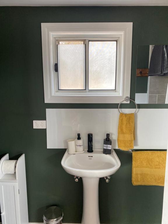 Gambar di galeri bagi Tiny Home on a Hill di Heathcote