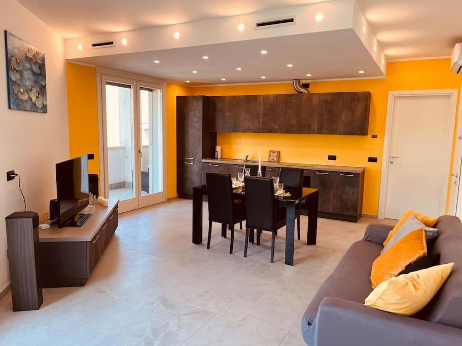 - un salon avec un canapé et une salle à manger dans l'établissement Casa di Como., à Côme
