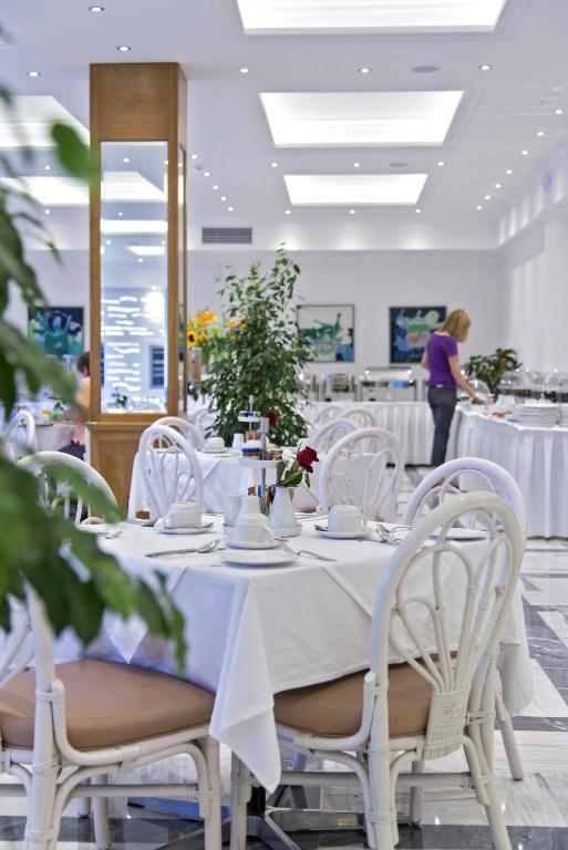 TV a/nebo společenská místnost v ubytování Kydon The Heart City Hotel