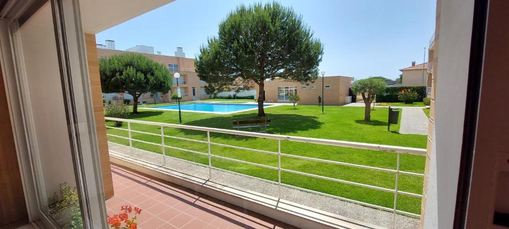 Blick aus einem Fenster auf einen Innenhof mit einem Pool in der Unterkunft Litoral beach Apartment -- Esposende in Esposende