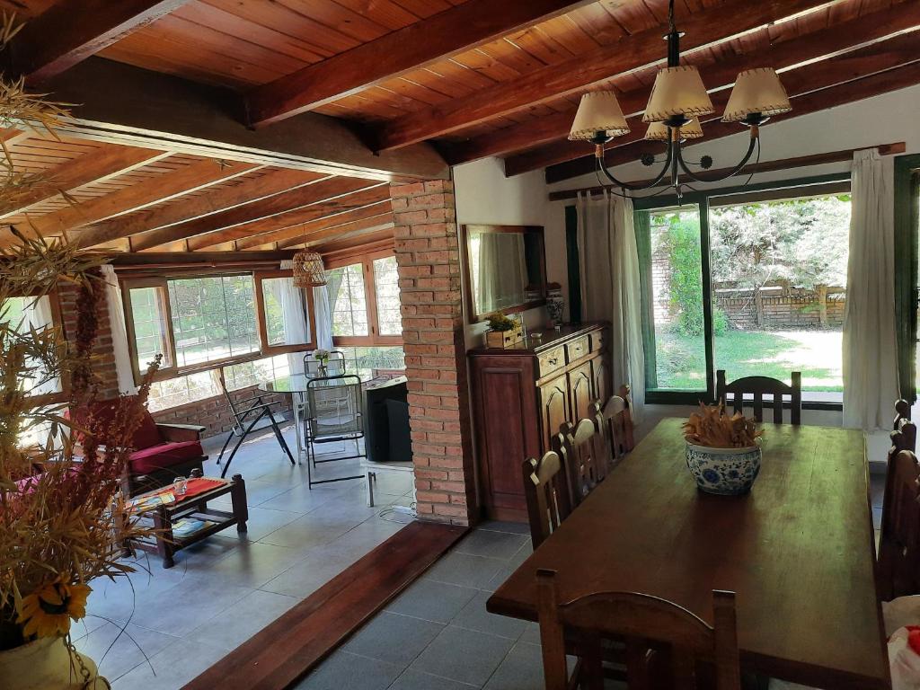 ALQUILER ROLDAN con amplio jardín - Housity
