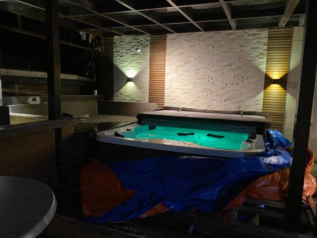 JKL Loghomes with Outdoor Jacuzzi - Housity